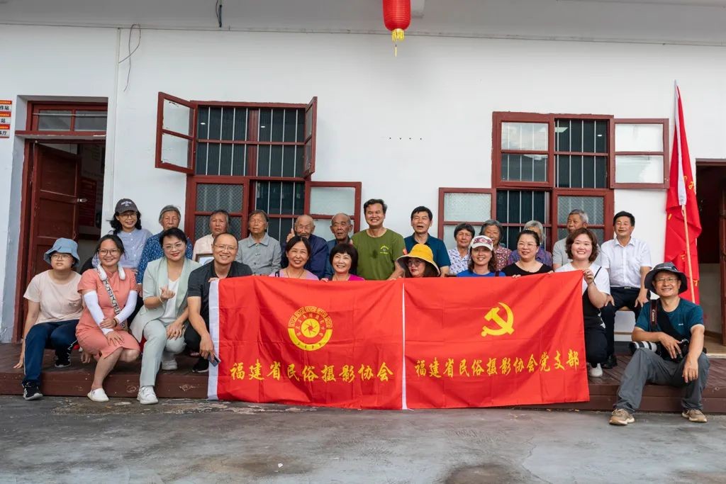 文艺惠民｜摄影人的“拥抱老人”行动，已惠及上百人！